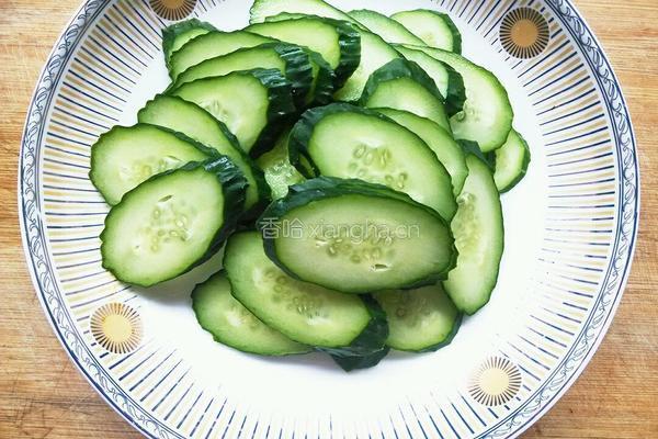 香菇炒黄瓜片的做法图解1