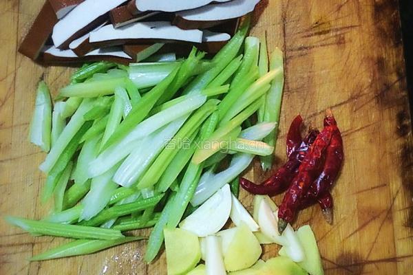 芹菜炒香干的做法图解1