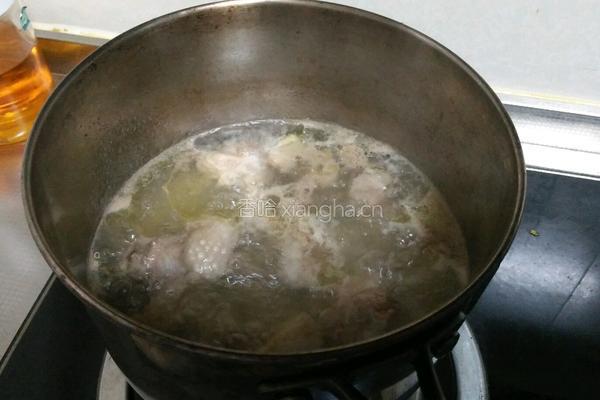 南瓜炖小鸡的做法图解1