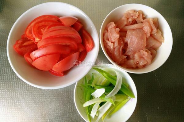 番茄炒猪肉的做法图解1