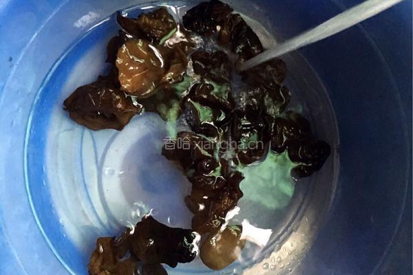 剁辣椒木耳炒鸡蛋的做法图解1