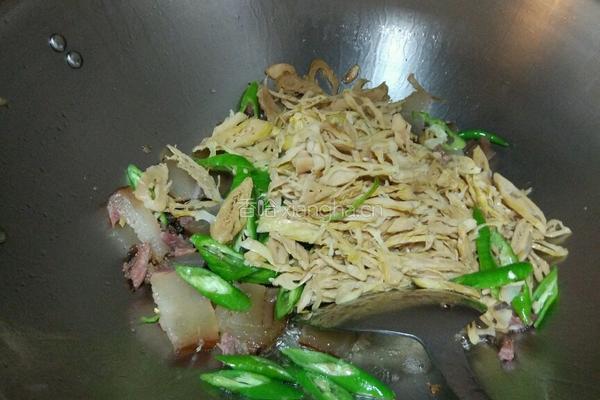 腊肉冬笋的做法图解5