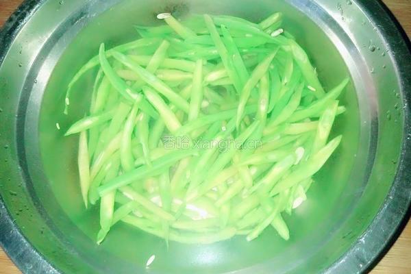 肉丝炒豆角的做法图解2