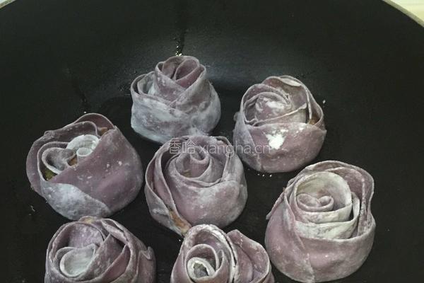 紫薯玫瑰花抱蛋煎饺的做法图解9