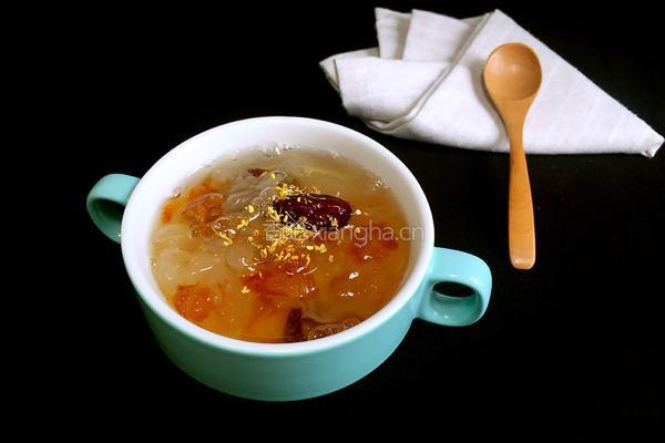 桃胶皂角米炖银耳