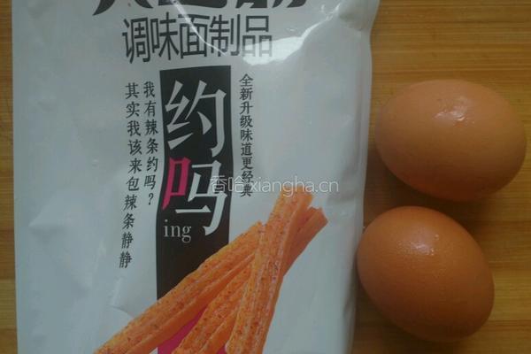 辣条炒蛋的做法图解1