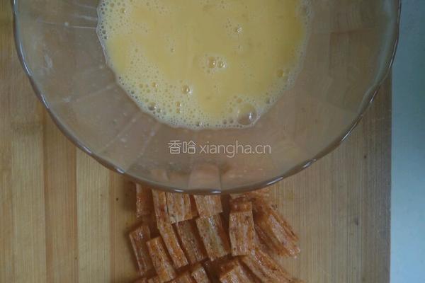 辣条炒蛋的做法图解2