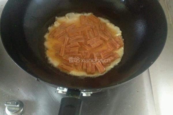 辣条炒蛋的做法图解4