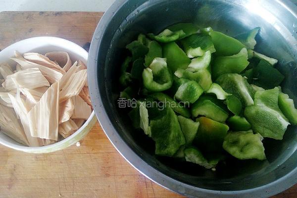 青椒炒腐竹的做法图解1