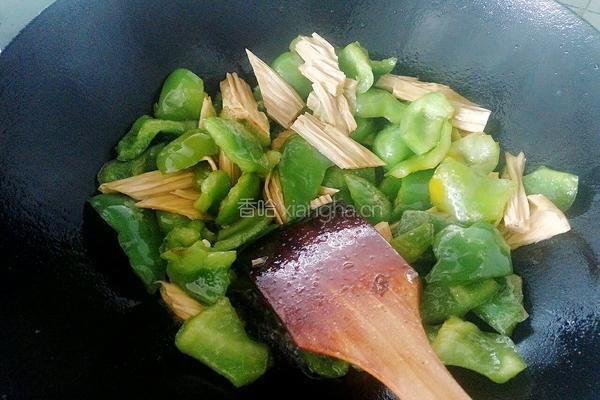 青椒炒腐竹的做法图解4