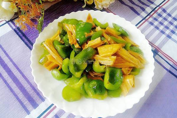 青椒炒腐竹的做法图解5