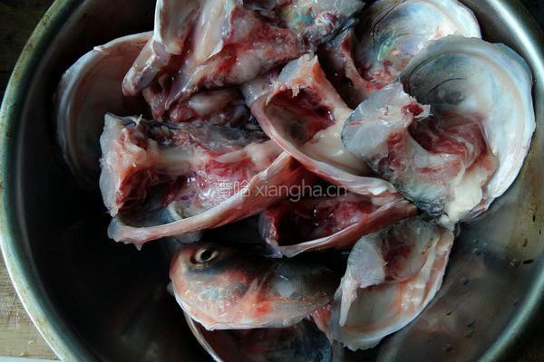鲢鱼头炖豆腐的做法图解1