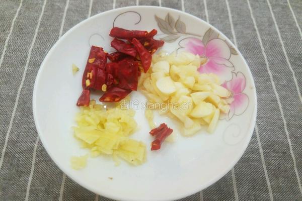 胡萝卜炒香芹的做法图解3