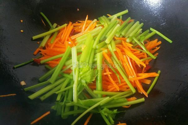 胡萝卜炒香芹的做法图解6