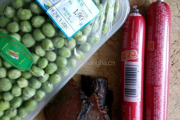 火腿炒豌豆的做法图解1
