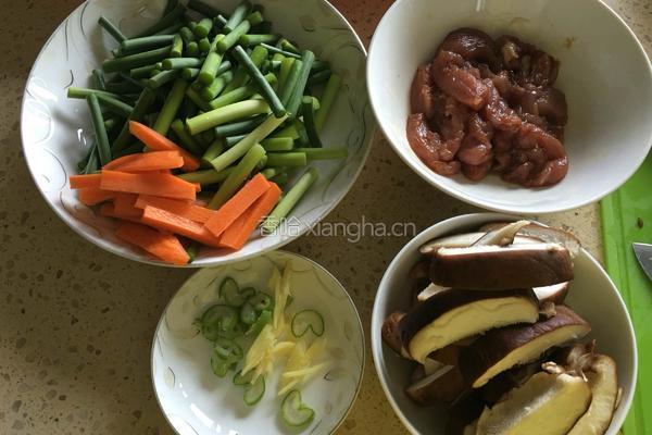 蒜苔香菇炒肉的做法图解1