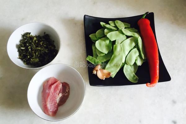 扁豆炒雪菜的做法图解1