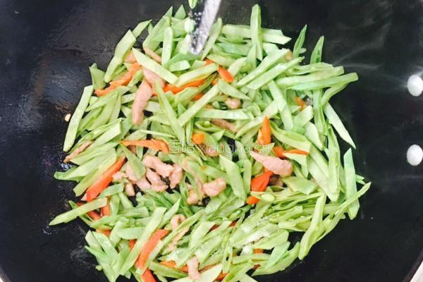 扁豆炒雪菜的做法图解6