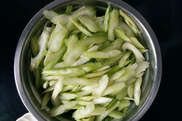 腰果炒芹菜的做法图解2