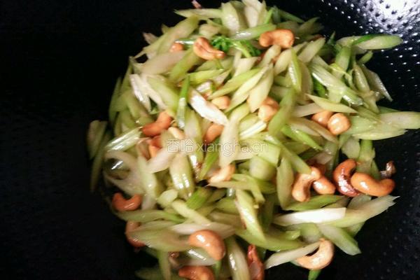 腰果炒芹菜的做法图解10