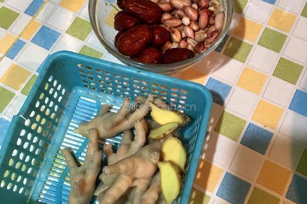 红枣花生煲鸡爪的做法图解2