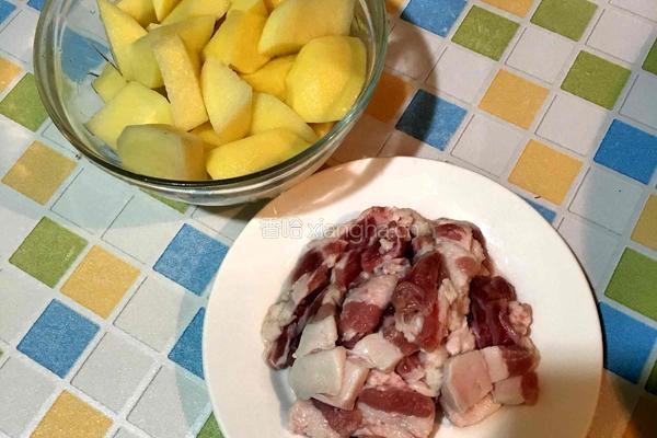 土豆块烧肉的做法图解2