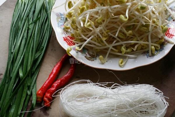 黄豆芽拌粉丝的做法图解1
