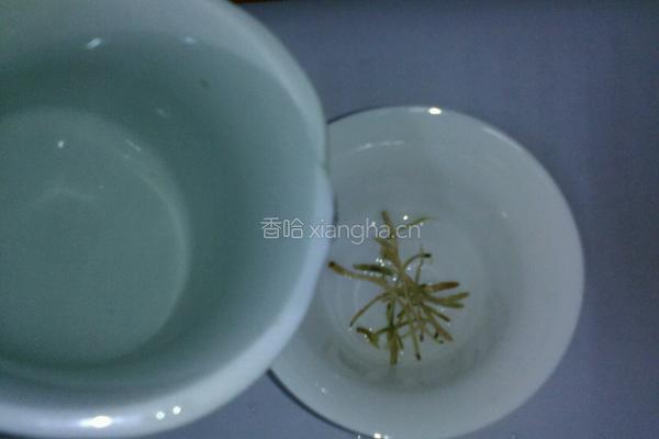 金银花茶的做法图解1