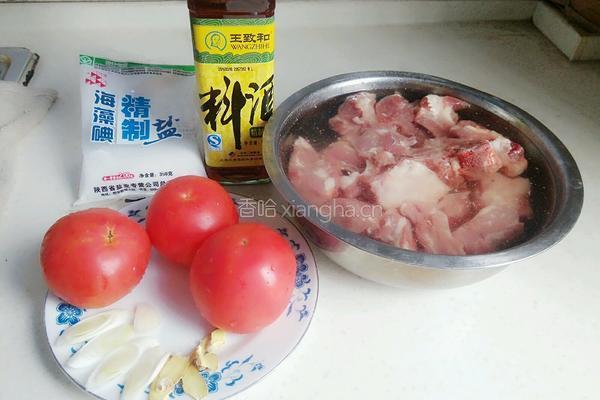 番茄炖排骨汤的做法图解1