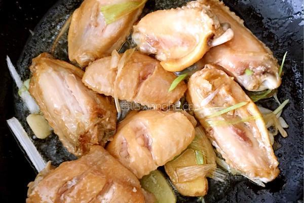 香菇烧鸡翅的做法图解4