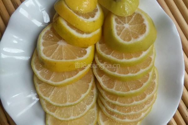 冰糖炖柠檬的做法图解2