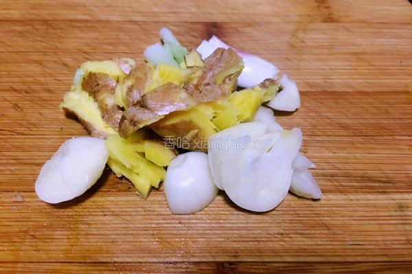 茶树菇干锅鸡的做法图解3