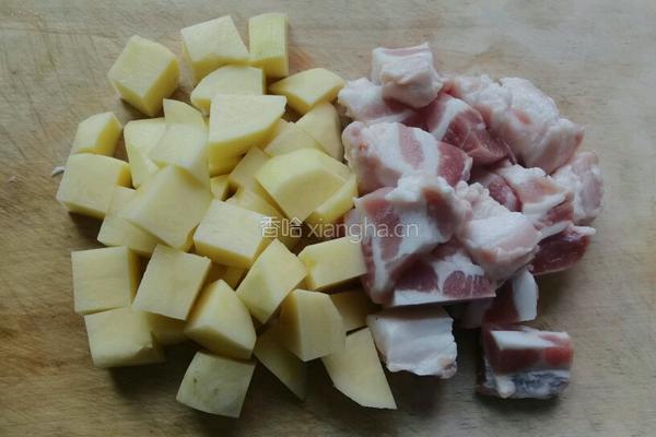 川味土豆红烧肉的做法图解1