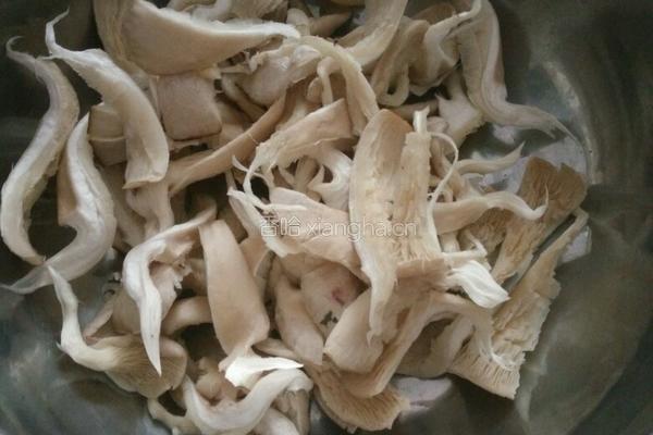 椒盐蘑菇的做法图解1