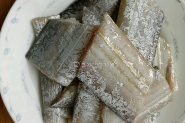 带鱼扒白菜的做法图解1