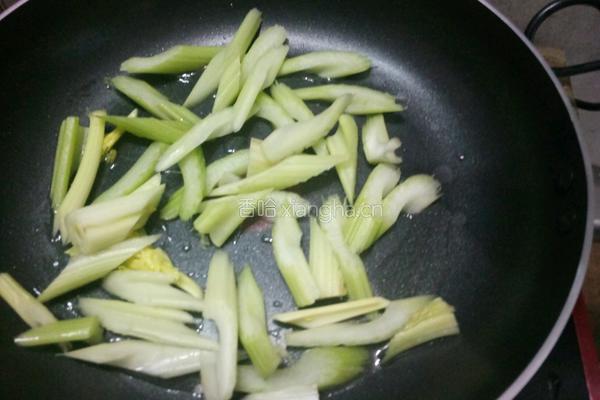 西芹炒菱角的做法图解4