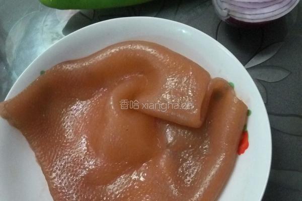 青椒炒肉皮的做法图解1