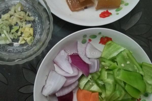 青椒炒肉皮的做法图解2
