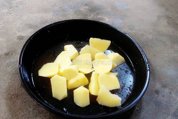 水煮土豆的做法图解1