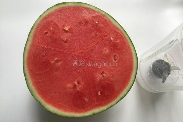 鲜榨西瓜汁的做法图解1