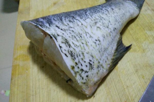 鲢鱼焖豆腐的做法图解1