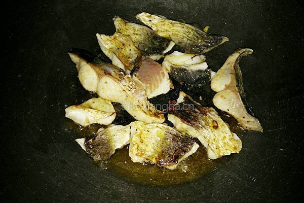 鲢鱼焖豆腐的做法图解4