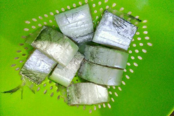 酥鱼的做法图解1