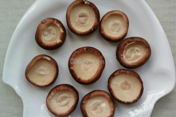 香菇蒸肉丸的做法图解1