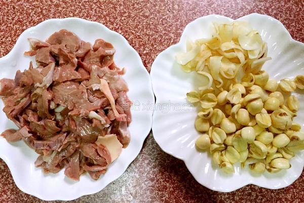 莲子炖猪心的做法图解2