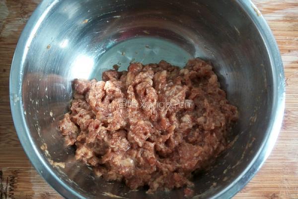 芹菜猪肉饺子的做法图解3