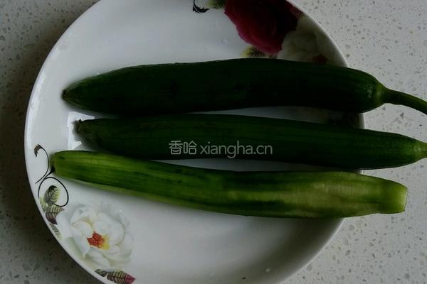 蒜蓉蚝油丝瓜的做法图解1