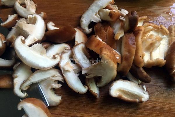 香菇炒腊肉的做法图解4