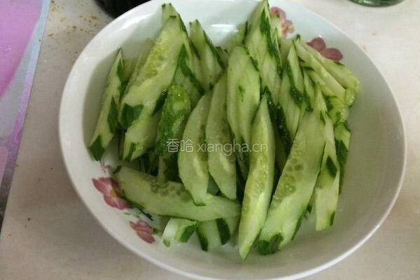 瘦肉炒青瓜的做法图解1