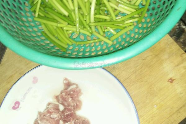 肉炒蒜薹的做法图解1